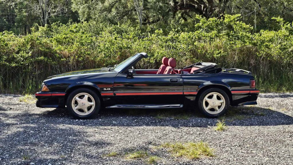 1988 Ford Mustang  GT Convertible - Photo 3 of 32