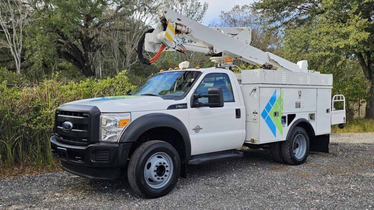 2013 Ford F-550 Super Duty XL Altec Bucket Truck - Photo 1 of 65
