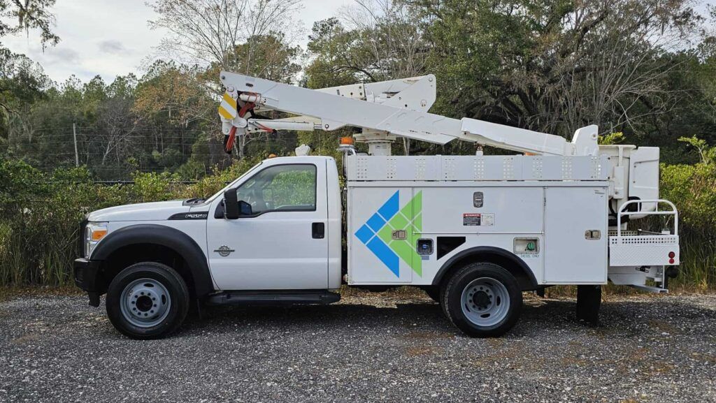 2013 Ford F-550 Super Duty XL Altec Bucket Truck - Photo 2 of 65