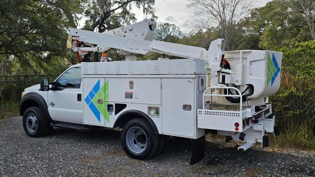 2013 Ford F-550 Super Duty XL Altec Bucket Truck - Photo 3 of 65