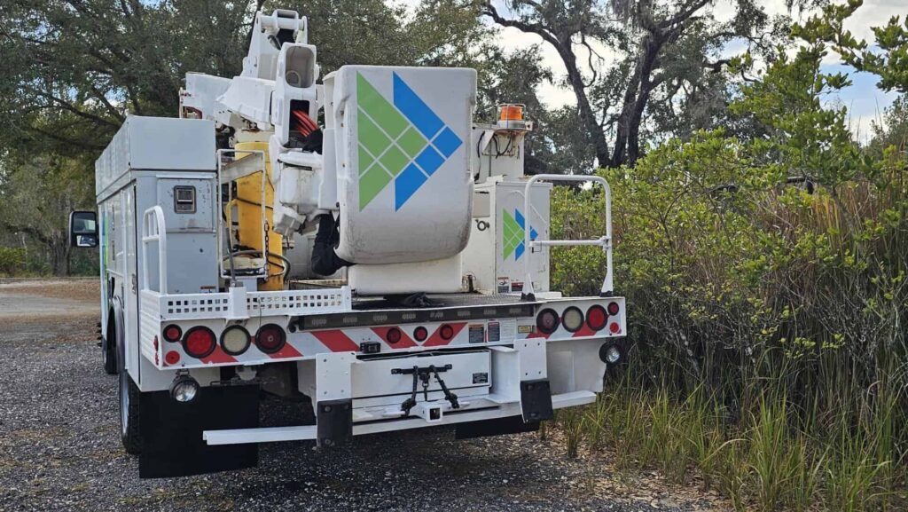 2013 Ford F-550 Super Duty XL Altec Bucket Truck - Photo 4 of 65