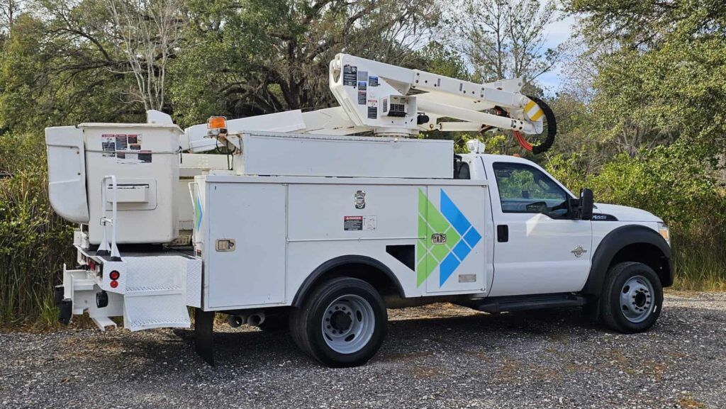 2013 Ford F-550 Super Duty XL Altec Bucket Truck - Photo 5 of 65