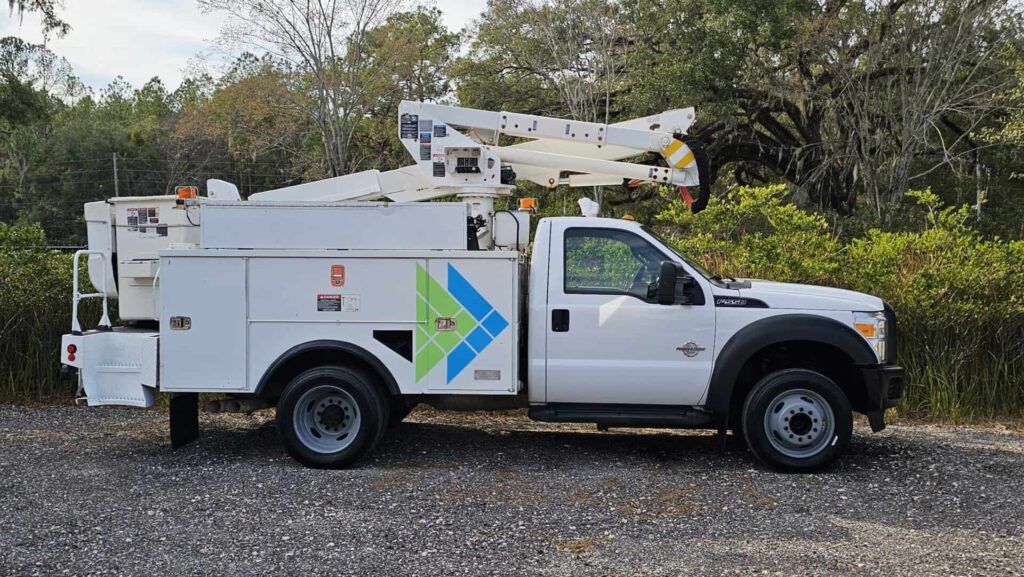 2013 Ford F-550 Super Duty XL Altec Bucket Truck - Photo 6 of 65