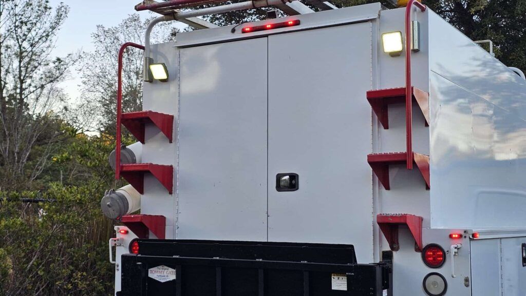 2016 Ford F-550 SuperCab XL Enclosed Service Truck - Photo 15 of 110