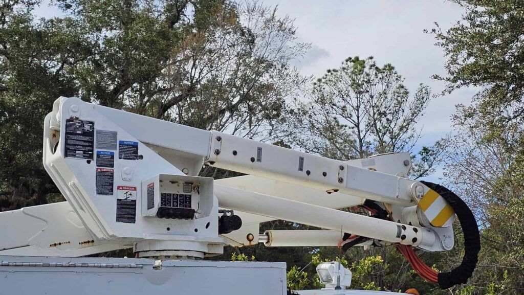 2013 Ford F-550 Super Duty XL Altec Bucket Truck - Photo 19 of 65