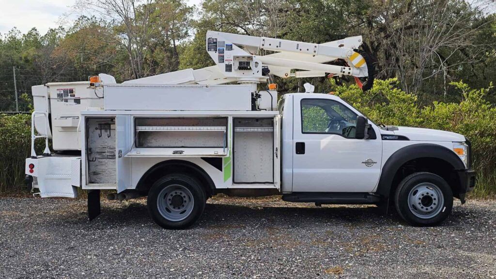 2013 Ford F-550 Super Duty XL Altec Bucket Truck - Photo 21 of 65