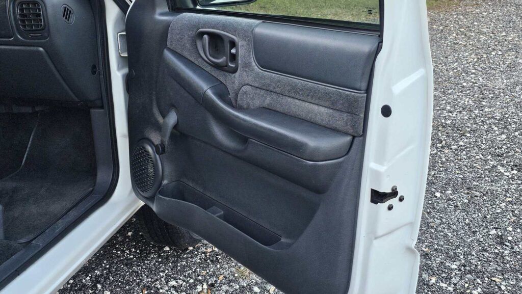 2001 GMC Jimmy SLS - Photo 23 of 85