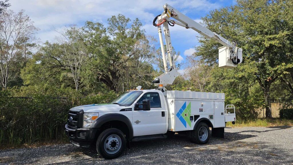 2013 Ford F-550 Super Duty XL Altec Bucket Truck - Photo 26 of 65