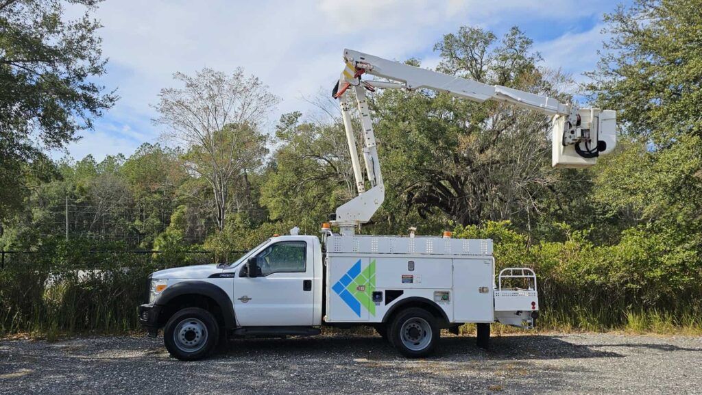 2013 Ford F-550 Super Duty XL Altec Bucket Truck - Photo 27 of 65