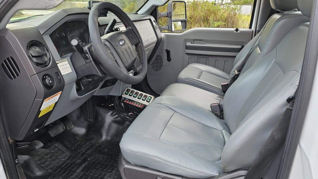 2013 Ford F-550 Super Duty XL Altec Bucket Truck - Photo 28 of 65