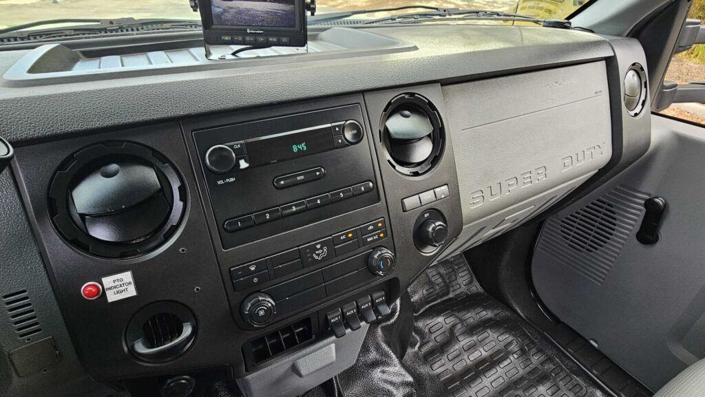 2013 Ford F-550 Super Duty XL Altec Bucket Truck - Photo 33 of 65