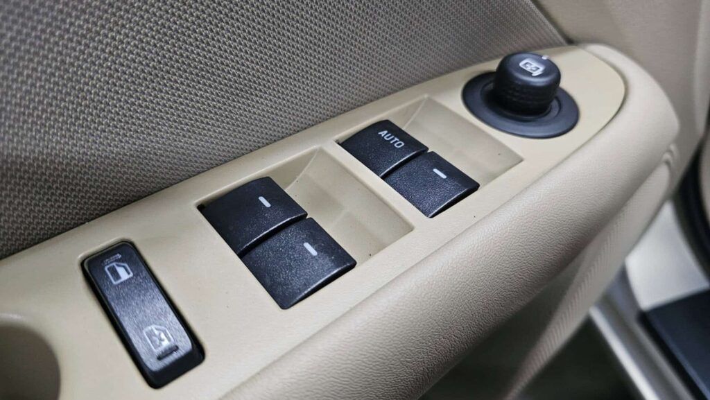2010 Ford Fusion SE - Photo 16 of 76
