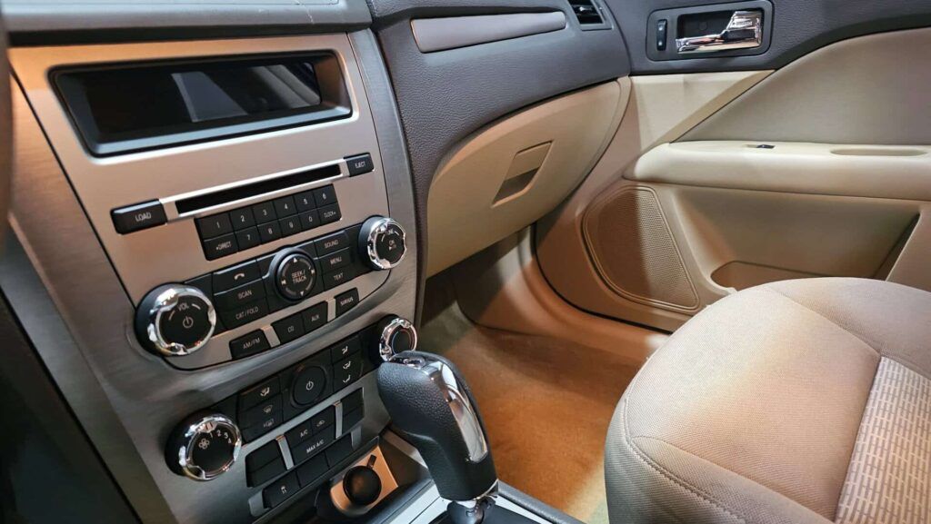 2010 Ford Fusion SE - Photo 23 of 76