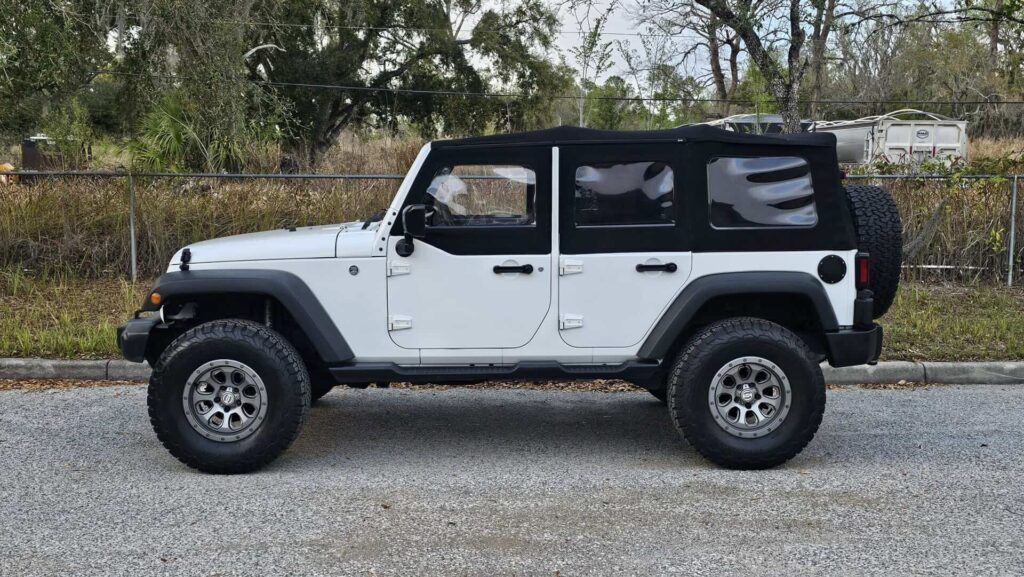 2016 Jeep Wrangler Unlimited Sport 4x4 - Photo 2 of 19
