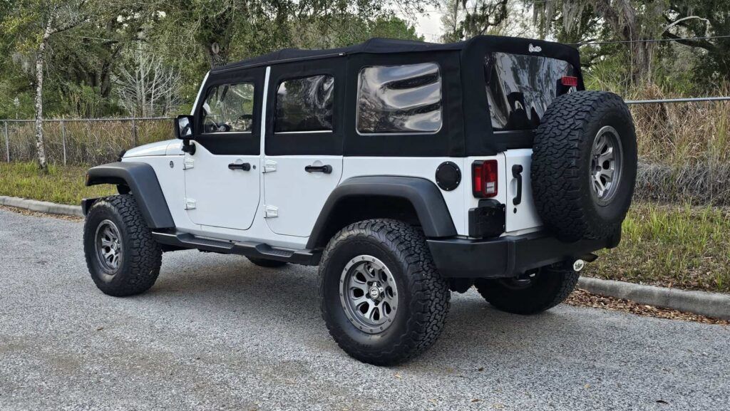 2016 Jeep Wrangler Unlimited Sport 4x4 - Photo 3 of 19