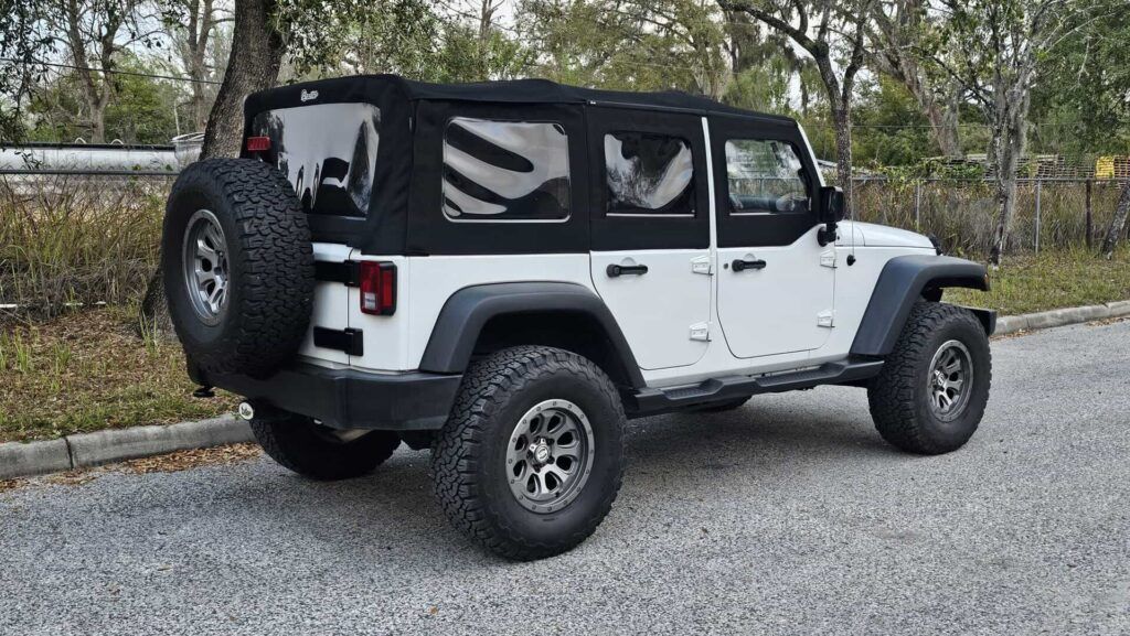 2016 Jeep Wrangler Unlimited Sport 4x4 - Photo 6 of 19