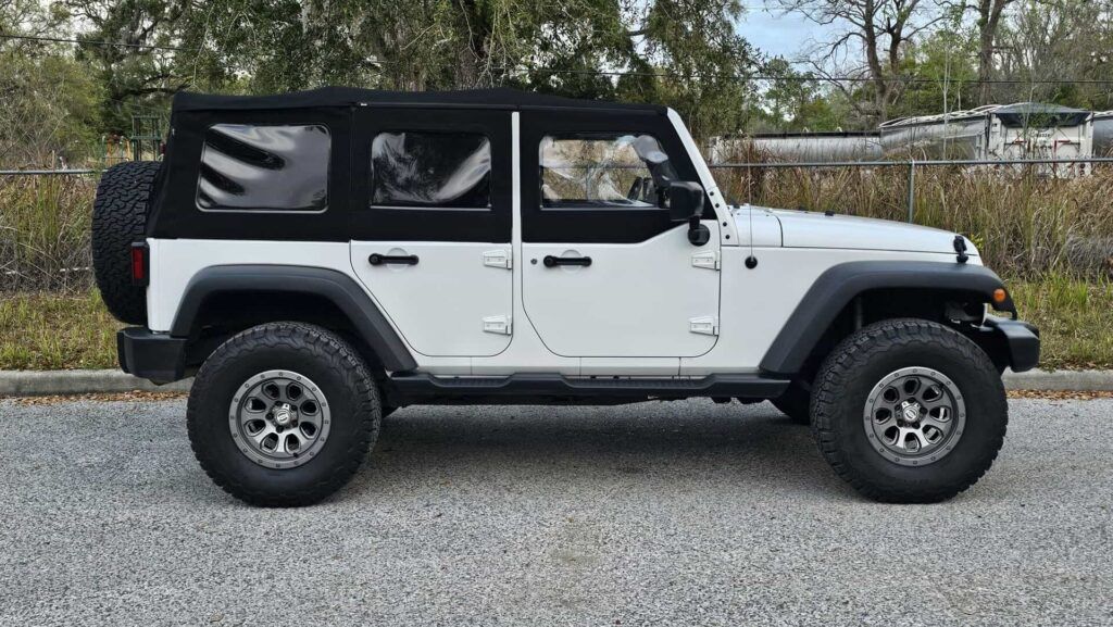 2016 Jeep Wrangler Unlimited Sport 4x4 - Photo 7 of 19