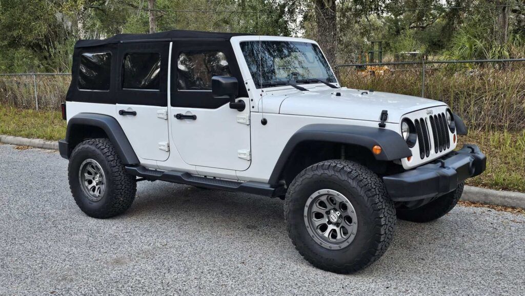 2016 Jeep Wrangler Unlimited Sport 4x4 - Photo 8 of 19