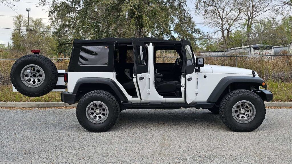 2016 Jeep Wrangler Unlimited Sport 4x4 - Photo 9 of 19