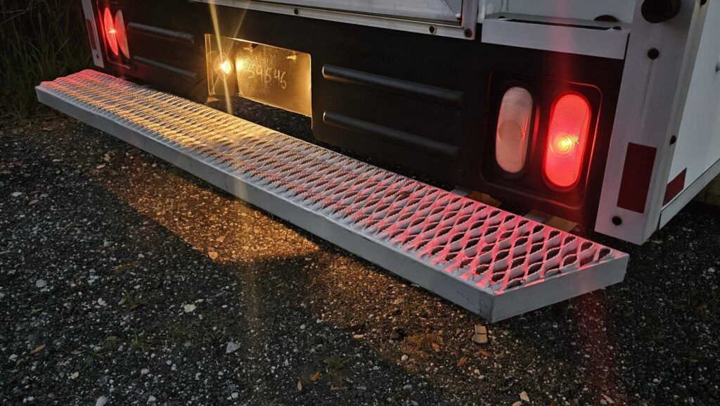 2008 Ford E-350 Enclosed Service Van - Photo 13 of 64
